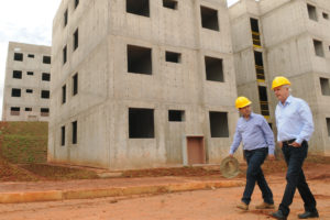 As obras da primeira fase do Residencial Crixá, em São Sebastião, estão 60% concluídas. No atual estágio, são finalizados 528 apartamentos, como verificou o governador de Brasília, Rodrigo Rollemberg, em vistoria nesta quinta-feira (22).