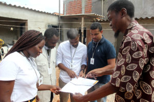 Os arquitetos voluntários Teresa Gonçalves Viage; Edvanio Avelino Sebastião; Bernardo Paulo Minango; o arquiteto da Codhab Leandro Fernandes; e João Lebani Sampaio Pedro também voluntário