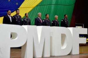 A formatura de 498 policiais militares do curso de aperfeiçoamento de praças ocorreu nesta terça-feira (11) no Centro de Convenções Ulysses Guimarães. A formação de carreira é necessária para ascensão profissional à graduação de segundo-sargento policial militar.