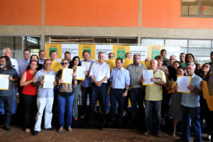 Quarenta agricultores receberam contratos de concessão de uso de terras das mãos do governador de Brasília, Rodrigo Rollemberg, em cerimônia promovida pela Secretaria da Agricultura, Abastecimento e Desenvolvimento Rural nesta sexta-feira (21). Ao todo, 4,3 mil hectares foram regularizados.