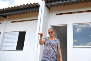 Contemplada nessa leva, Edinalva Brito, de 55 anos, esperou 27 anos na lista. “Moro de favor até hoje na casa da minha mãe. Vou vir pra cá com meu marido e filha. Estamos muito felizes de receber a chave da nossa casa”, comemorou.