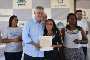 A Companhia de Desenvolvimento Habitacional do Distrito Federal (Codhab) entregou 200 lotes na Favelinha e no Bananal, no Recanto das Emas, nesta segunda-feira (31). O governador Rodrigo Rollemberg entregou a escritura para a moradora Luciene Francisca dos Santos.