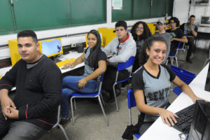 Com o intuito de reduzir os índices de reprovação e de abandono e aumentar a qualidade escolar, a Secretaria de Educação adotou o projeto de Ensino Médio em Tempo Integral (EMTI).