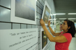 Até 5 de janeiro, a exposição fotográfica Para Além das Algemas ficará na Estação do Metrô Galeria dos Estados. A abertura oficial ocorrerá nesta quarta-feira (5), às 17 horas