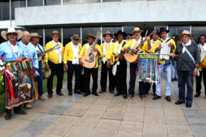 CIBELE MOREIRA, DA AGÊNCIA BRASÍLIA Parte da programação do Encontro de Folia de Reis do Distrito Federal, dez grupos de foliões visitaram o Palácio do Buriti nesta sexta-feira (7). O evento encerrou a peregrinação dos integrantes em quatro órgãos públicos.