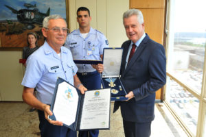 O governador de Brasília, Rodrigo Rollemberg, foi agraciado com a Ordem do Mérito Aeronáutico nesta quinta-feira (20). Em solenidade no Ministério da Defesa, ele também condecorou o comandante da Força Aérea Brasileira, Nivaldo Luiz Rossato. O tenente-brigadeiro do ar recebeu a Ordem do Mérito Brasília.