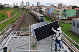 A transformação da Estação Guariroba, em Ceilândia, no primeiro terminal autossuficiente de Brasília — 100% abastecido por energia solar — é uma das medidas que resultaram do compromisso da Companhia do Metropolitano do Distrito Federal (Metrô-DF) de promover ações sociais, culturais e sustentáveis.