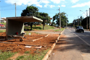 Foram colocadas paradas com cobertura em lugares onde haviam apenas placas indicando o ponto de ônibus e em pontos habituais