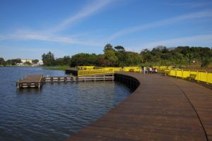 Deck Sul, Brasília, DF, Brasil 28/5/2017 Foto: Dênio Simões/Agência Brasília.Os brasilienses ganharam mais 80 mil metros quadrados de área com opções de lazer à beira do Lago Paranoá. Para democratizar ainda mais o acesso à orla, o governador de Brasília, Rodrigo Rollemberg, inaugurou na manhã deste domingo (28) o Parque dos Pioneiros Cláudio Sant’Anna — Deck Sul.