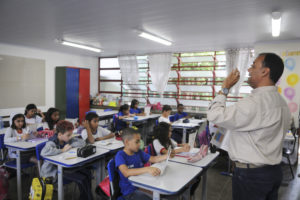 Escola Classe 415 Norte, Plano Piloto, Brasília, DF, Brasil 19/4/2018 Foto: Tony Winston/Agência.Alunos do quarto ano da Escola Classe 415 Norte, no Plano Piloto, tiveram uma tarde de conscientização ambiental nesta quinta-feira (19). A iniciativa faz parte de um conjunto de ações que visam minimizar e controlar os impactos ambientais da construção do Trevo de Triagem Norte.Os 26 estudantes da turma participaram de oficina de origami, pintura de rosto e palestra sobre recursos naturais, como o ar e o solo, e sobre a importância do uso racional da água. O supervisor ambiental da STE, empresa fiscalizadora da obra do Trevo de Triagem Norte, Ruy Tolentino.