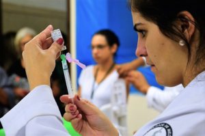 São Paulo - Vacinação dos profissionais de saúde contra H1N1 no Hospital das Clínicas (Rovena Rosa/Agência Brasil)