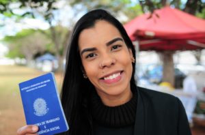 Karlla, recepcionista: desde 2018 distribuindo currículo. Foto: Lúcio Bernardo Jr / Agência Brasília