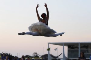 Brasília 24.08.2019//Projeto arte no CAT (Centro de Atendimento ao Turista). Apresentação do grupo "Bailarinos de Brasília" na Praça dos Três Poderes.Foto Luís Tajes/Setur-DF