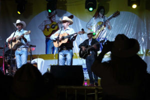 Casa do Cantador, Ceilândia, Brasília, DF, Brasil, 19/11/2016 Foto: Toninho Tavares/Agência Brasília  Em comemoração aos 30 anos de sua criação, a Casa do Cantador, em Ceilândia, recebe neste fim de semana o 16º Encontro de Violeiros e Violeiras do Distrito Federal. O evento, que procura fortalecer a cultura regional e incentivar artistas locais, segue até este domingo (20) com a apresentação de 25 duplas.