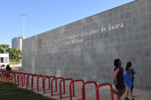 Centro de Educação Profissional Articulado do Guará — Professora Teresa Ondina Maltese, Guará, Brasília, DF, Brasil 4/5/2018. Foto: Gabriel Jabur/Agência Brasília.  O Centro de Educação Profissional Articulado do Guará — Professora Teresa Ondina Maltese foi oficialmente inaugurado nesta sexta-feira (4). A Escola Técnica do Guará, como é conhecida a unidade, funciona desde agosto de 2017, mas não teve cerimônia de lançamento à época. A escola atende 539 alunos dos cursos de técnico em enfermagem e computação gráfica — de 1.840 horas-aula e 1 mil horas-aula, respectivamente — e 162 alunos do Mediotec nos cursos de técnico de enfermagem e produção de moda, este último com 800 horas-aula.