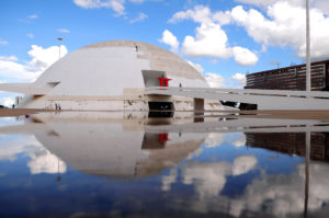 Museu Nacional, Plano Piloto, Brasília, DF, Brasil 4/4/2017 Foto: Pedro Ventura/Agência Brasília.Alvo de pichações de manifestantes em 2016, a fachada do Museu Nacional é repintada pela Secretaria de Cultura. De acordo com a pasta, responsável pela administração do espaço, além do aspecto estético, o trabalho visa evitar possíveis infiltrações.A pintura é a última fase do processo, que passa antes por lavagem e impermeabilização. Segundo a secretaria, a primeira etapa utiliza água não tratada, de caminhões-pipa vindos de Cristalina (GO).