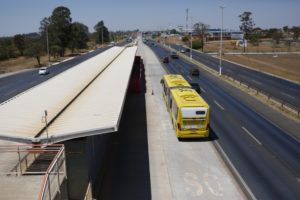 Estação do BRT Santos Dumont, Santa Maria, Brasília, DF, Brasil 19/9/2017 Foto: Dênio Simões/Agência Brasília.A Estação do BRT Santos Dumont, em Santa Maria, começou a ser reparada nessa segunda-feira (18). O terminal está interditado desde 17 de maio, quando um acidente com um caminhão provocou danos na estrutura.De acordo com o Transporte Urbano do Distrito Federal (DFTrans), serão feitos consertos em vidros, pisos, telhados e vigas metálicas.