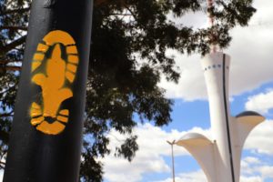 Entrada sinalizada de uma das trilhas do projeto Caminhos do Planalto,  localizada nas proximidades da Torre de TV Digital em Brasília. Foto Luís Tajes/Setur-DF