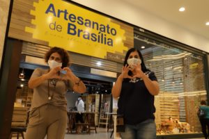 Brasília 27.05.2020-Artesãs Dorainês França de Medeiros (E) e Adia Silveira, na frente da Loja Artesanato de Brasília no Shopping Pátio Brasil. Foto Luís TajesSetur-DF