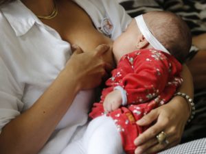 Profissionais de saúde orientam sobre amamentação na Semana Mundial de Aleitamento Materno, no Palácio do Catete.