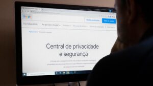 A partir de agora, a orientação para os professores é que desabilitem a autorização para que os estudantes compartilhem na sala virtual a tela de seus computadores. Somente o professor poderá exibir conteúdos| Foto: Álvaro Henrique/SEEDF