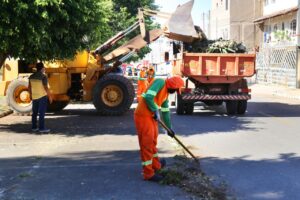 O SLU também destacou 36  servidores para ajudar na limpeza | Foto: João Rodrigues/AR Riacho Fundo