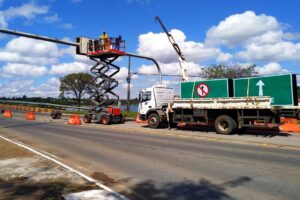 As peças foram retiradas na semana passada, levadas à fábrica de placas do órgão, restauradas e recolocadas hoje | Fotos: Divulgação: DER-DF