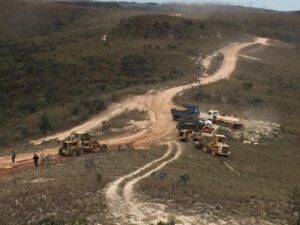 Dois caminhões-pipa, dois rolos compactadores e duas retroescavadeiras foram usados para melhorar as vias na área rural de Samambaia| Foto: Divulgação/AR Samambaia