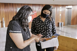 O intuito da ação é monitorar todos esses trabalhadores para prevenir quaisquer infecções, além de manter o DF sob constante vigilância| Foto: Breno Esaki/Agência Saúde