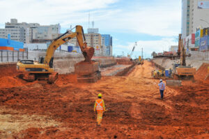 Os fiscais, a empresa supervisora e os consórcios participam de reuniões três vezes por semana para acompanhar, de forma integrada, o andamento da obra | Foto: Acácio Pinheiro/Agência Brasília