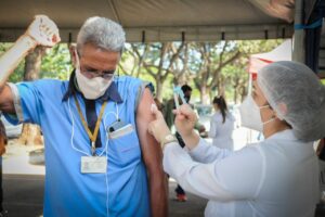 Para se vacinar, o rodoviário precisa apresentar um documento oficial de identificação, para que a identidade do usuário seja conferida com o nome na lista enviada pelo sindicato | Foto: Geovana Albuquerque/Agência Saúde