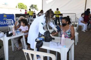 A população teve acesso aos serviços do Na Hora, Conselho Tutelar, Defensoria Pública, além dos atendimentos de saúde com fisioterapeuta, oftalmologista, e nutricionista| Foto: Divulgação/Sejus