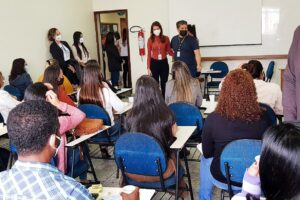 Os voluntários foram recebidos com um café da manhã de boas-vindas e tiveram uma palestra da Comissão de Controle de Infecção Hospitalar (CCIH)| Foto: Divulgação/SES-DF