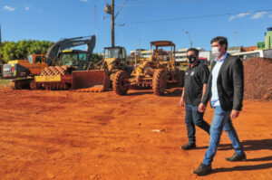 Os serviços no estacionamento de seis mil metros quadrados da Feira do Produtor, em Ceilândia, devem ser finalizados no próximo mês | Foto: Joel Rodrigues/Agência Brasília