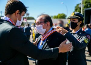 O secretário de Cultura, Bartolomeu Rodrigues, recebeu a comenda das mãos do governador em exercício, deputado Rafael Prudente| Foto: Divulgação/Corpo de Bombeiros