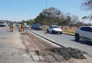 O serviço começou na segunda quinzena de agosto e está previsto para ser concluído na segunda metade de setembro| Foto: Divulgação/DER-DF