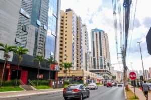 Juntas, as três maiores vias de Águas Claras somam cerca de 11 km. Só a Castanheiras (foto) mede 3,8 quilômetros e corta praticamente toda a região administrativa | Foto: Joel Rodrigues/Agência Brasília