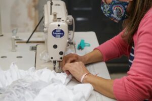 Costureira é uma das profissões em alta na lista de empregos das agências do trabalhador. Foto: Tony Martins