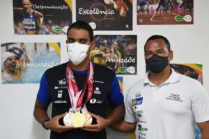 O campeão paralímpico Wendell e seu técnico, Marcus Lima: amizade e confiança no esporte | Foto: Mary Leal/Secretaria de Educação