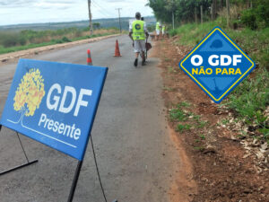 Mais de uma tonelada e meia de terra e materiais orgânicos e inservíveis foram recolhidos de aproximadamente um quilômetro de extensão de canaletas| Foto: Divulgação/GDF Presente