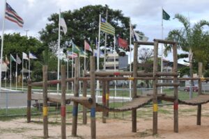 A Praça dos Estados foi criada em 2005 com o intuito de lembrar as origens de cada candango que participou da construção de Brasília. Por isso, ela abriga as bandeiras das 27 unidades federativas, além da bandeira do Brasil e da Candangolândia | Foto: Renato Araújo/Agência Brasília