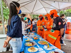 Foi montada uma mesa com demonstrações de pratos saudáveis que podem ser feitos no dia a dia, para ficar claro que é possível manter uma alimentação saudável sem gastar muito dinheiro | Fotos: Divulgação/SES-DF