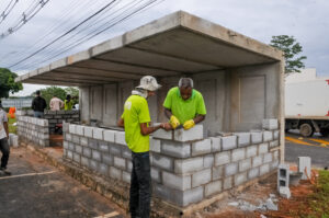 Cerca de cinco homens trabalham para erguer o espaço. As obras no local começaram no início de dezembro