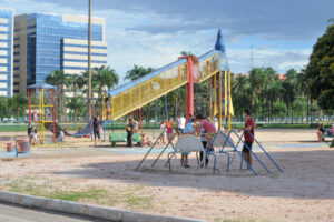 Presente no imaginário das crianças candangas, o Foguetinho é um dos brinquedos mais famosos da cidade | Foto: Renato Araújo / Agência Brasília