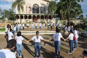 Um abraço simbólico à região administrativa foi feito na praça da Paróquia São Sebastião, em frente à igreja matriz, encerrando o “Jornada Zero Violência contra Mulheres e Meninas”, edição de Planaltina | Foto: Divulgação/Secretaria da Mulher