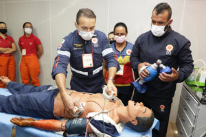 O curso trabalha com simulações realísticas, um método inovador de aprendizado, que permite a experiência prática em ambiente controlado| Foto: Sandro Araújo/Agência Saúde