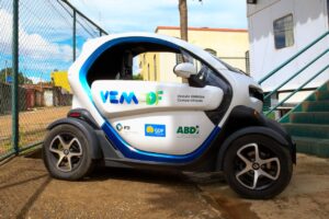 O veículo elétrico, modelo Twizy da fabricante Renault, tem autonomia de até 100 quilômetros e chega à velocidade máxima de 80 km/h | Foto: Daivydson Damasceno / Iges-DF