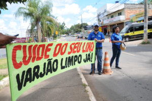 Servidores da administração alertaram sobre a questão do lixo na região, distribuindo um panfleto com informações sobre lixo reciclável, orgânicos e rejeitos | Foto: Lúcio Bernardo Jr/Agência Brasília