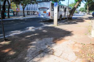 Avenida, uma das principais do Plano Piloto, já teve a área comercial totalmente reformada. Agora, obras serão nas calçadas da área residencial e nas faixas de rolamento | Foto: Paulo H. Carvalho/Agência Brasília