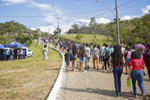 A fé move montanhas e o povo de Deus, que subiu o Morro da Capelinha em devoção compungida | Foto: Tony Oliveira | Agência Brasília